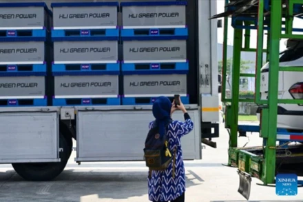 Một khách mời chụp ảnh các sản phẩm và thiết bị được trưng bày trong lễ khánh thành nhà máy sản xuất pin xe điện tại Karawang, tỉnh Tây Java, Indonesia, ngày 3/7/2024. (Ảnh: Tân Hoa Xã)