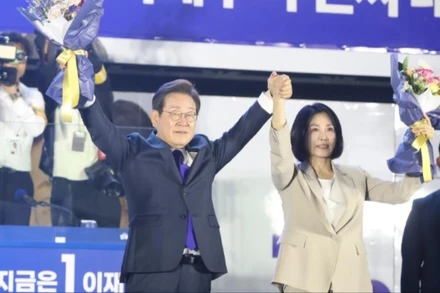 Tân Tổng thống Hàn Quốc Lee Jae Myung và Phu nhân Kim Hye Kyung tại tòa nhà Quốc hội, ngày 4/6/2025. (Ảnh: Tân Hoa Xã)