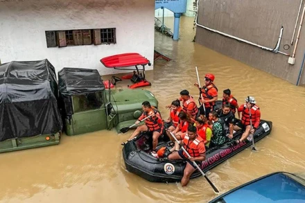 Ảnh minh họa: Lực lượng cứu nạn di dời người dân chịu ảnh hưởng của lũ lụt do bão Trami gây ra tại tỉnh Camarines Sur, Philippines, ngày 24/10/2024. (Ảnh: Tân Hoa Xã)