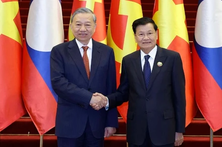 Tổng Bí thư Tô Lâm và Tổng Bí thư, Chủ tịch nước Lào Thongloun Sisoulith. (Ảnh: TTXVN)