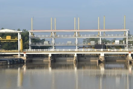 Cống Xuân Hòa, xã Xuân Hòa, huyện Chợ Gạo (Tiền Giang) điều phối cung cấp nguồn nước ngọt cho Dự án Ngọt hóa Gò Công. (Ảnh minh họa NGUYỄN SỰ)