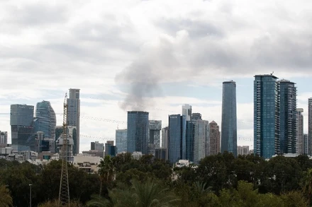 Khói bốc lên tại thành phố Tel Aviv, Israel, sau các vụ phóng tên lửa đáp trả của Iran hướng tới lãnh thổ Israel, ngày 28/2/2026. (Ảnh: THX/TTXVN)