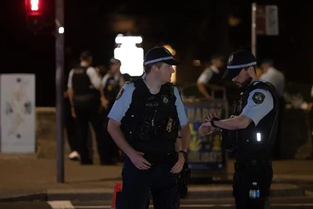 Cảnh sát làm nhiệm vụ tại hiện trường vụ xả súng trên bãi biển Bondi, Australia, ngày 14/12/2025. (Ảnh: THX/TTXVN)