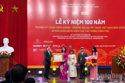 Thứ trưởng Văn hóa, Thể thao và Du lịch Tạ Quang Đông trao Bằng khen của Thủ tướng Chính phủ cho đại diện Trường Đại học Mỹ thuật Việt Nam.