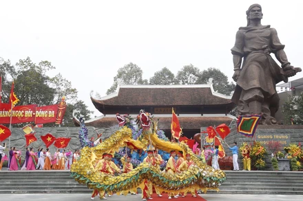 Lễ hội Gò Đống Đa (Hà Nội) được tổ chức long trọng hằng năm để tưởng nhớ người Anh hùng Quang Trung cùng nghĩa quân Tây Sơn và nhân dân đương thời đã chiến đấu bảo vệ nền độc lập của dân tộc. (Ảnh: Sở Văn hóa và Thể thao Hà Nội)