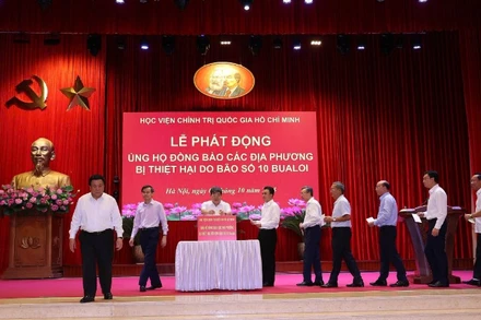 Cán bộ, công chức, viên chức, giảng viên và học viên của Học viện Chính trị quốc gia Hồ Chí Minh ủng hộ đồng bào các địa phương bị ảnh hưởng do bão số 10.