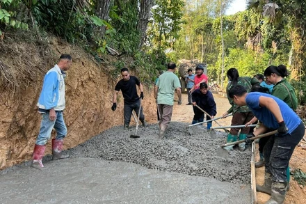 Nhân dân xã Phong Quang góp sức làm đường trục thôn. (Ảnh: TUẤN SƠN)
