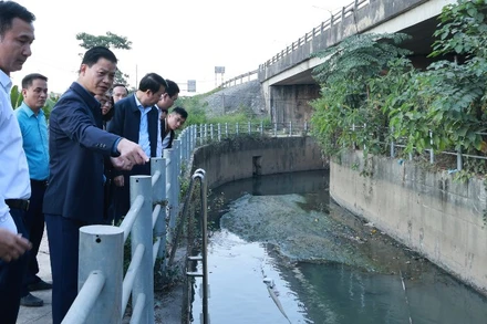 Chủ tịch Uỷ ban nhân dân tỉnh Thái Nguyên Vương Quốc Tuấn (thứ hai từ trái qua) kiểm tra điểm ngập úng tại đầu nguồn suối Làng Đanh. (Ảnh: NGUYỄN SƠN).