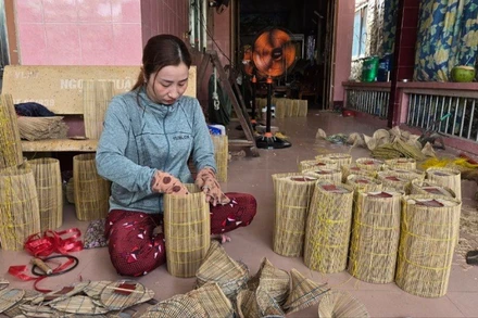 Người lao động tại làng nghề đan lọp Thới Long.