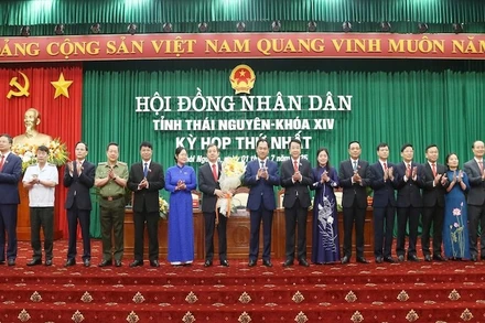 Bí thư Tỉnh ủy Thái Nguyên, Trịnh Việt Hùng tặng hoa chúc mừng các thành viên Ủy ban nhân dân tỉnh. (Ảnh: TUẤN SƠN).