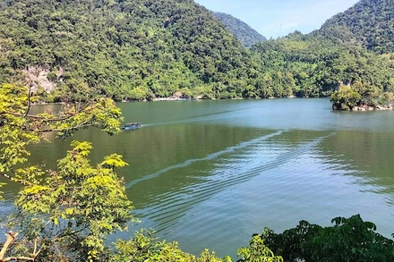 Một góc danh lam thắng cảnh hồ Ba Bể. (Ảnh: TUẤN SƠN)