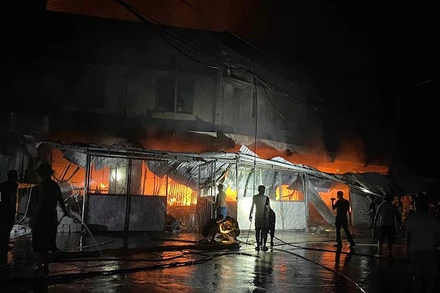 Vụ cháy xảy ra vào đêm khuya gây khó khăn cho công tác dập lửa. (Ảnh: TUẤN SƠN)