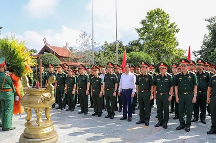 Đoàn công tác dâng hoa, dâng hương tại Nhà tưởng niệm Chủ tịch Hồ Chí Minh. (Ảnh: NGUYÊN NGỌC).