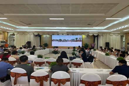 Tọa đàm có sự tham dự của nhiều lãnh đạo, chuyên gia, nhà khoa học, người làm du lịch. (Ảnh: TUẤN SƠN)