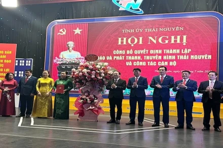 Phó Bí thư Thường trực Tỉnh ủy, Chủ tịch Hội đồng nhân dân tỉnh Thái Nguyên trao quyết định thành lập và tặng hoa chúc mừng. (Ảnh: HÀ THANH)
