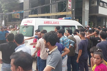 Xe cứu thương đưa các nạn nhân nhập viện để điều trị. (Ảnh: The Daily Star)