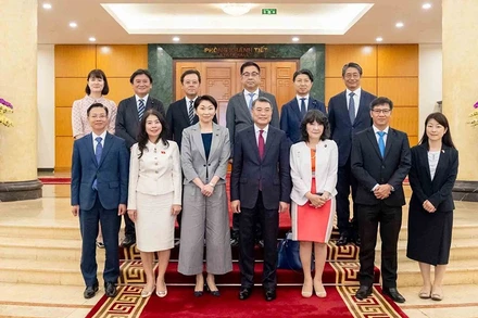 Đồng chí Lê Minh Hưng, Ủy viên Bộ Chính trị, Bí thư Trung ương Đảng, Trưởng Ban Tổ chức Trung ương, Chủ tịch Nhóm Nghị sĩ hữu nghị Việt Nam-Nhật Bản tiếp bà Obuchi Yuko, Hạ nghị sĩ, Chủ tịch Liên minh Nghị sĩ hữu nghị Nhật Bản-Việt Nam. (Ảnh: TTXVN)