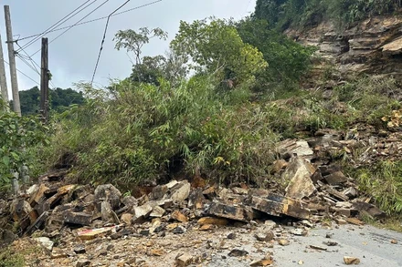 Sạt lở đất tại km43+600, Quốc lộ 4C, tỉnh Tuyên Quang.