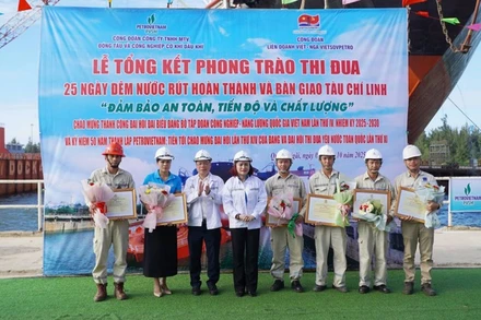 Chủ tịch Công đoàn Dầu khí Việt Nam Nghiêm Thùy Lan và Tổng Giám đốc Công ty Công ty trách nhiệm hữu hạn một thành viên Đóng tàu và Công nghiệp cơ khí dầu khí Nguyễn Anh Minh tặng bằng khen cho các đơn vị trực thuộc đạt thành tích trong phong trào đi đua.