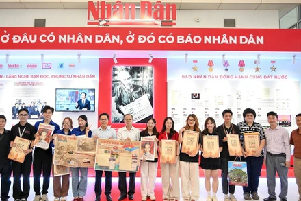Đông đảo các bạn trẻ hào hứng đón nhận ấn phẩm đặc biệt của Báo Nhân Dân. (Ảnh: THẾ ĐẠI)