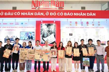 Độc giả vui mừng khi trên tay cầm những ấn phẩm đặc biệt của Báo Nhân Dân.