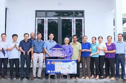 Lãnh đạo huyện Thanh Ba, tỉnh Phú Thọ trao tiền hỗ trợ xây dựng nhà cho gia đình bà Đỗ Thị Đoan ở khu Thanh Ba, xã Đông Lĩnh.