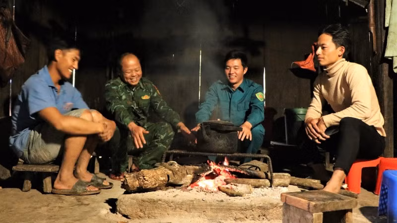 Anh Thò Bá Của (thứ hai, từ trái sang) và cán bộ Đồn Biên phòng Tri Lễ tuyên truyền quy định về bảo vệ đường biên, cột mốc tới dân bản.