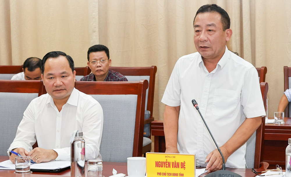 Phó Chủ tịch Ủy ban nhân dân tỉnh Nghệ An Nguyễn Văn Đệ phát biểu tại buổi làm việc. dc-ddeej1.jpg