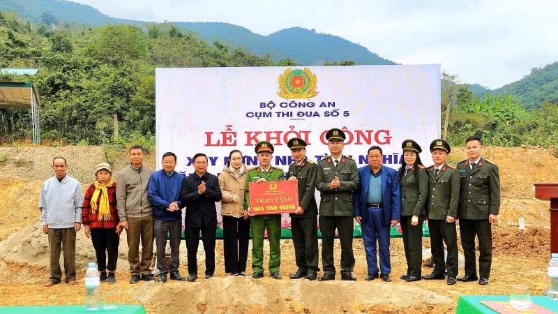 Công an tỉnh Nghệ An - đại diện Cụm thi đua số 5 Bộ Công an trao biển tượng trưng nhà tình nghĩa tặng Đại úy Lô Đình Quang. (Ảnh: CÔNG AN NGHỆ AN)