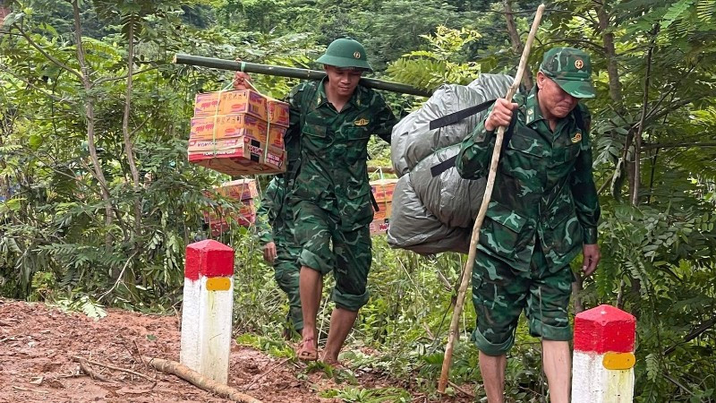 Cán bộ, chiến sĩ Bộ đội Biên phòng tỉnh Nghệ An tìm cách tiếp tế thực phẩm cho nhân dân ở các thôn, bản bị cô lập, chia cắt. 525707869-3942366459241424-3854258189173272286-n-7512.jpg