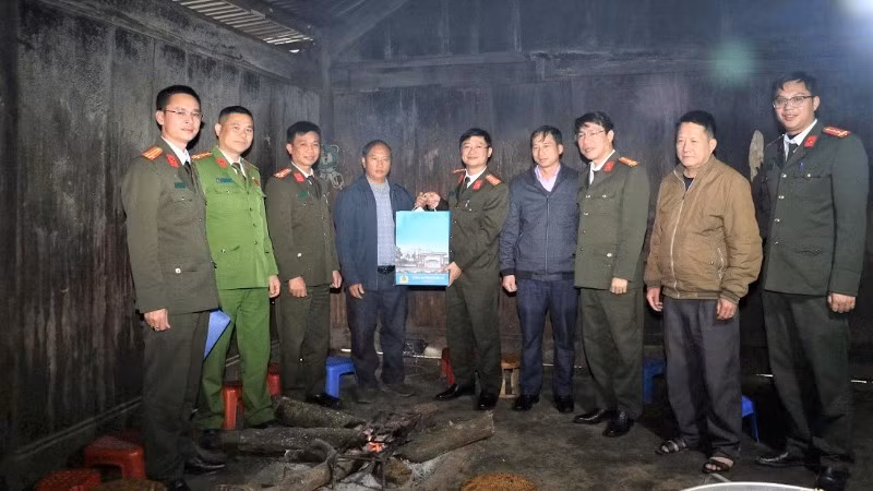 dong-chi-dai-ta-tran-ngoc-tuan-uy-vien-ban-thuong-vu-dang-uy-pho-giam-doc-cong-an-tinh-cung-doan-cong-tac-tham-tang-qua-chuc-tet-nguoi-co-uy-tin-tieu-bieu-trong-dong-bao-mong-tai-cac-xa-mien-nui-3101-8308.jpg