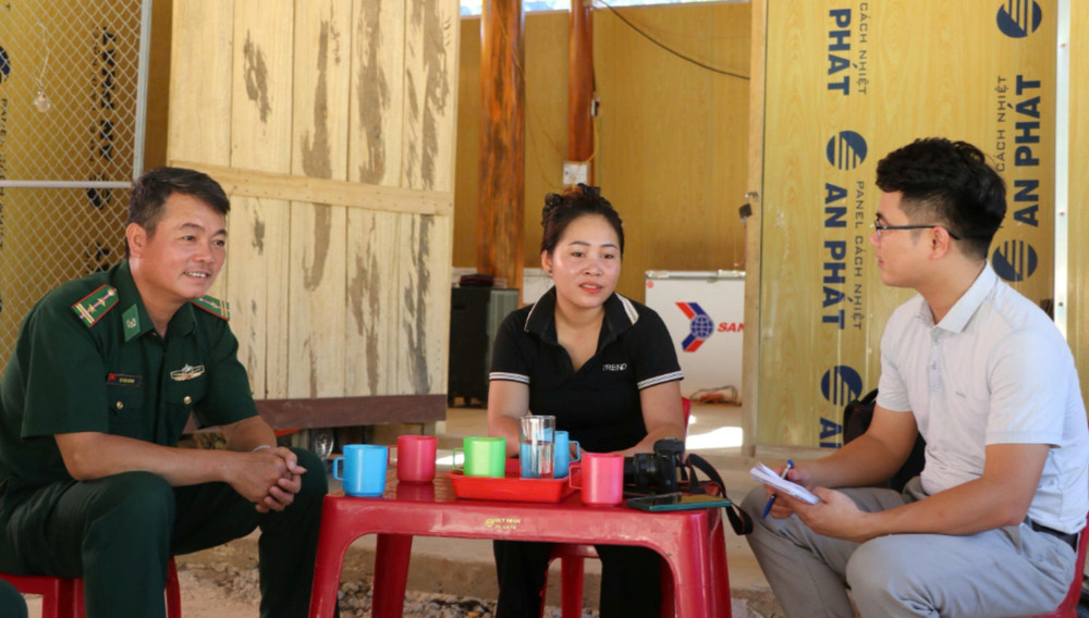 Đảng viên La Thị Pìa chia sẻ với phóng viên Báo Nhân Dân. (Ảnh: HL)