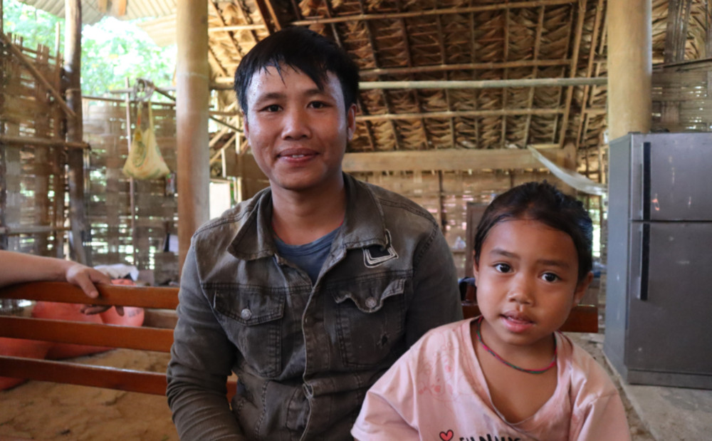Đảng viên trẻ Lê Văn Ngoan và con gái. (Ảnh: TTH) img-7366-7823.jpg