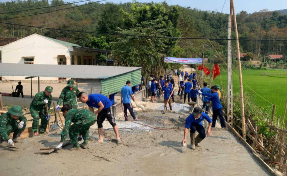 Đoàn Thanh niên xã Tam Quang (huyện Tương Dương) và Chi đoàn Đồn Biên phòng Tam Quang (Bộ đội Biên phòng tỉnh Nghệ An) chung sức xây dựng nông thôn mới. (Ảnh: Huyện đoàn Tương Dương) 486245755-642317678427174-8148759915609584565-n-3179.jpg
