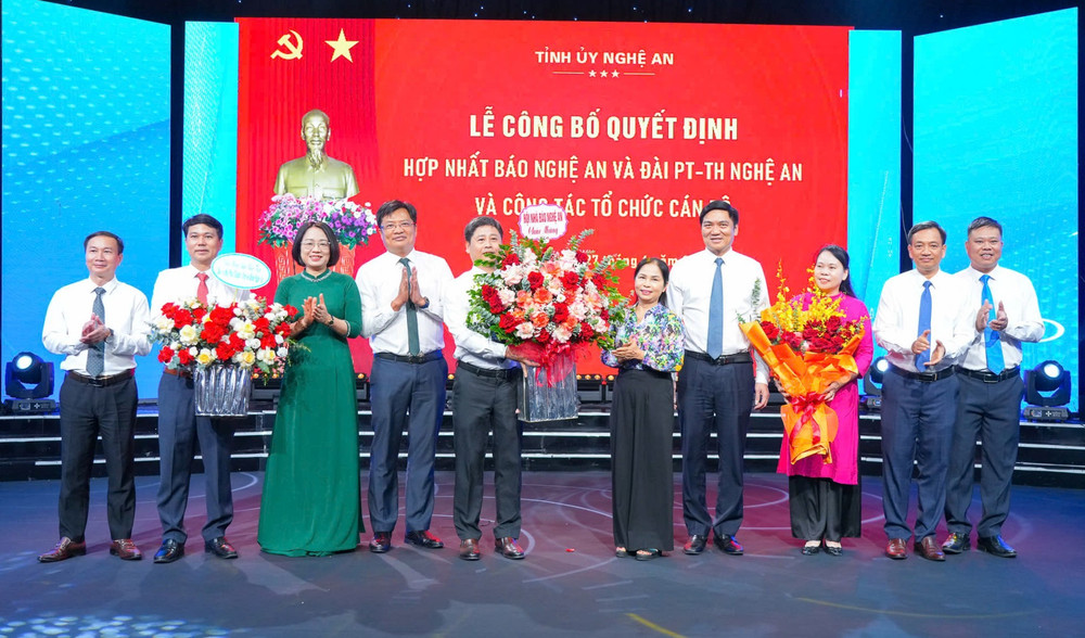 Đại diện lãnh đạo Hội Nhà báo tỉnh Nghệ An tặng hoa chúc mừng. z6748278344249-c7729ab438b63c922e73dd0965749875.jpg