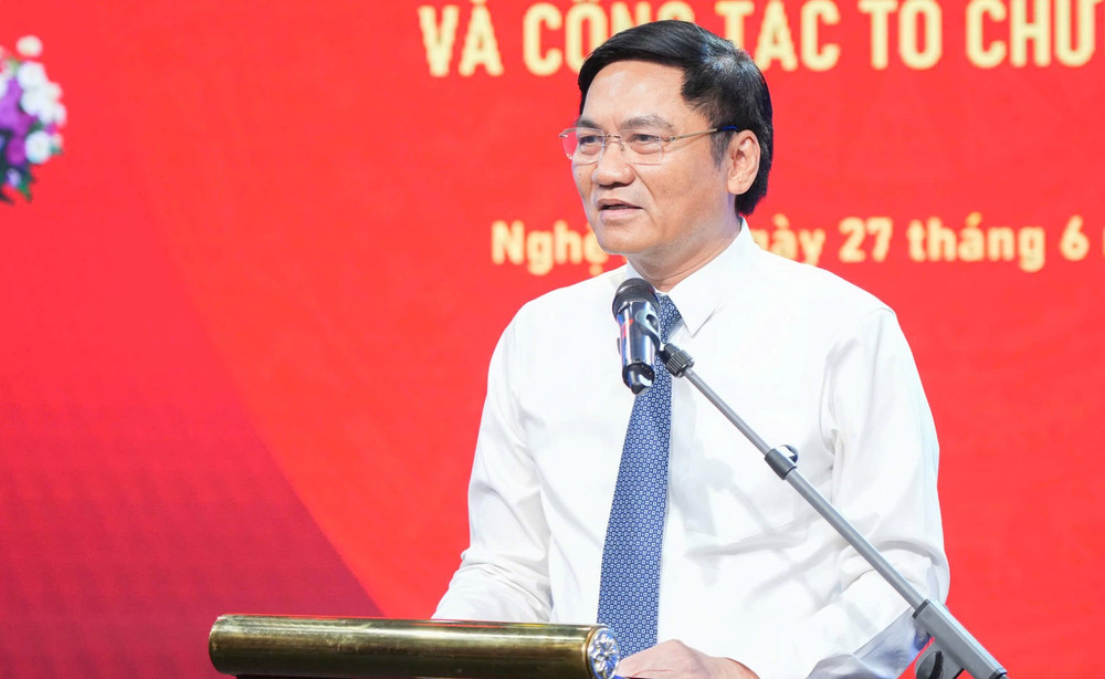 Phó Bí thư Thường trực Tỉnh ủy, Chủ tịch Hội đồng nhân dân tỉnh Nghệ An Hoàng Nghĩa Hiếu phát biểu chúc mừng, giao nhiệm vụ tại lễ công bố quyết định. z6748277734797-ae97a375947e21ae1d7efd95ed122a19.jpg