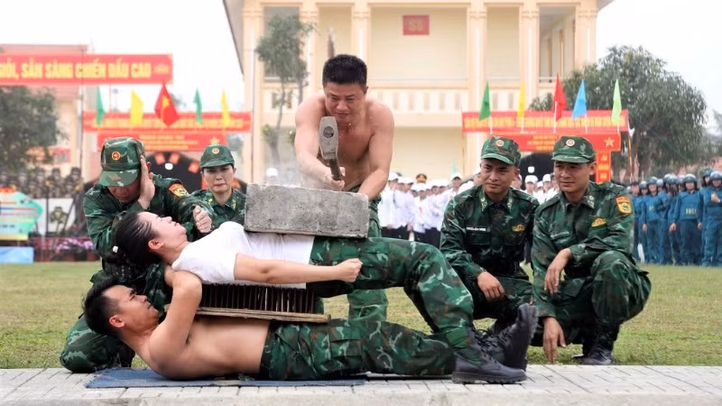 Màn biểu diễn khí công của vợ chồng Thiếu tá Nguyễn Anh Tuấn và Thiếu tá Hoàng Hoa Mai. 