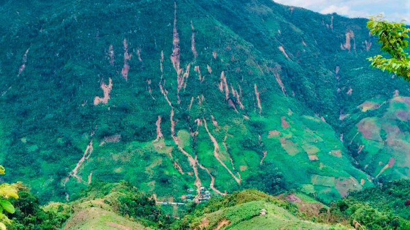 Núi Phà Mạt với những đường sạt trượt dày đặc, đe dọa nhà dân ngay phía dưới. sat-loxoi-voinhon-mainghe-anla-khay-edited-1752709620202.png