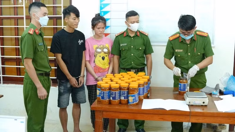 Cơ quan chức năng giám định tang vật. (Ảnh: CÔNG AN NGHỆ AN)