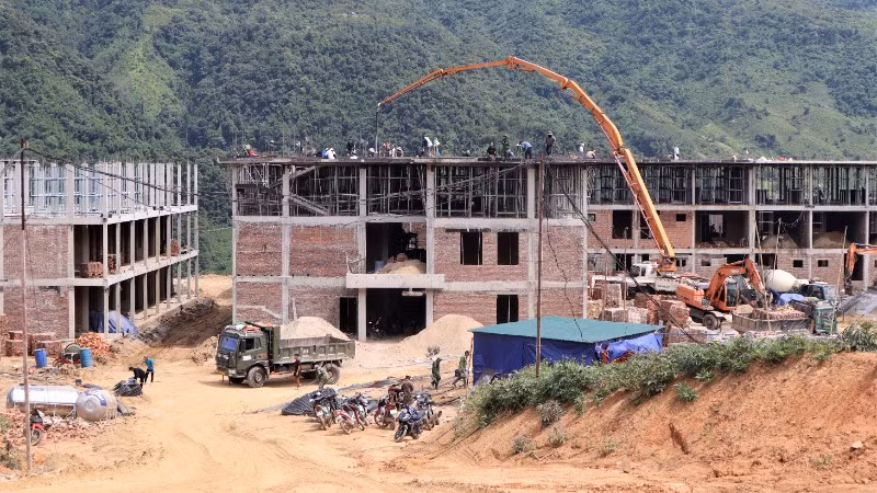 Đến nay, Dự án Trường phổ thông dân tộc nội trú liên cấp tiểu học và trung học cơ sở Na Ngoi có 4 trong tổng số 16 dãy nhà chính được hoàn thành, còn lại 12 hạng mục đang triển khai hoàn thiện.
