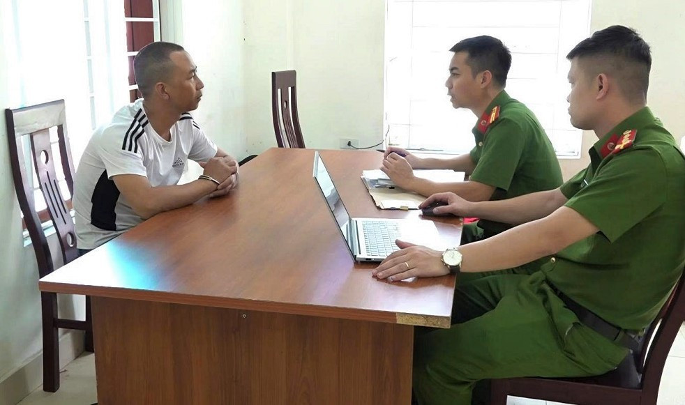 Đối tượng Vũ Anh Tuấn tại cơ quan công an. (Ảnh: Công an Nghệ An)