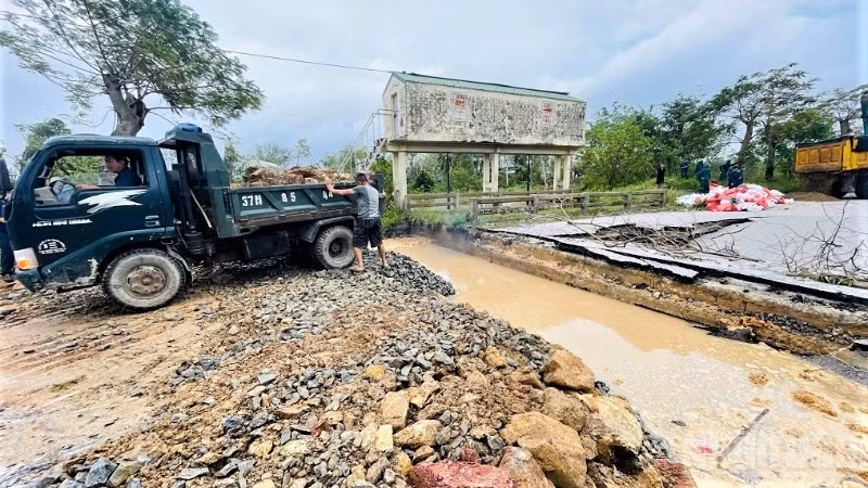 Khẩn trương khắc phục sự cố sạt lở đê bao sông Vinh sau khi bão số 10 quét qua Nghệ An vào năm 2025. (Ảnh: QUỲNH TRANG)