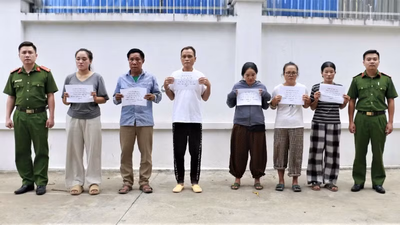 Các đối tượng bị bắt giữ. (Ảnh: HẬU HẠNH)