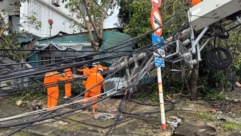 Công nhân điện lực ngày đêm khắc phục điện sau bão số 10.