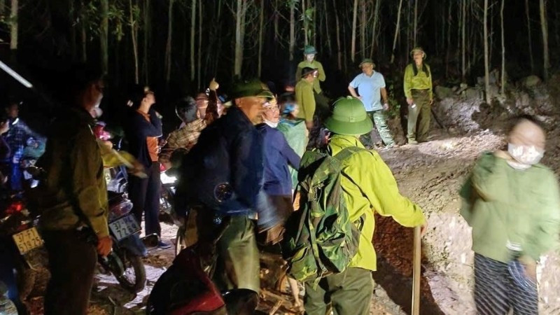 Các lực lượng triển khai vào xã Tân Châu chữa cháy rừng. (Ảnh: CTV) bna-van-truong-m477-1923.jpg