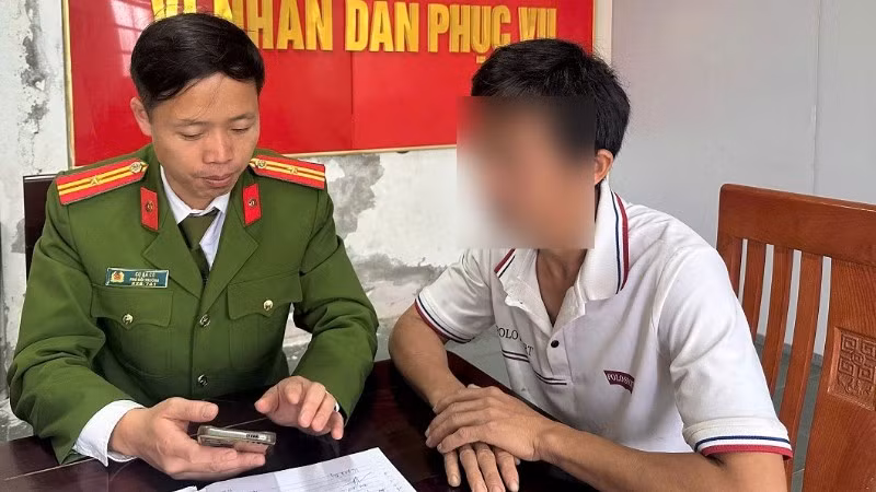 Công an xã Na Ngoi giải thích, hướng dẫn anh N. dừng tất cả giao dịch. (Ảnh: CÔNG AN NGHỆ AN)