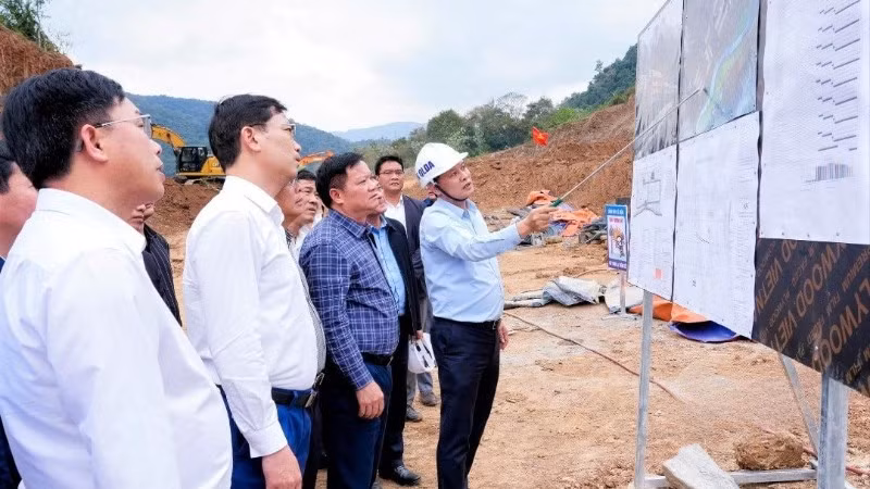 dong-chi-nguyen-khac-than-uy-vien-trung-uong-dang-bi-thu-tinh-uy-nghe-an-kiem-tra-tien-do-thi-cong-du-an-truong-pho-thong-noi-tru-lien-cap-tieu-hoc-va-trung-ho-co-so-tai-xa-tam-thai-5639.jpg