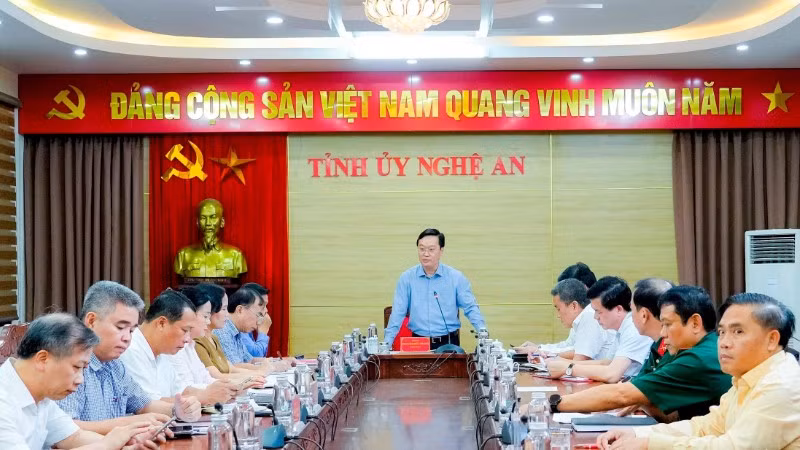 Bí thư Tỉnh ủy Nghệ An Nguyễn Đức Trung phát biểu chỉ đạo tại cuộc họp.