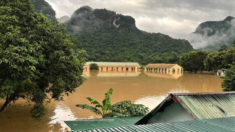 Doanh trại Tiểu đoàn huấn luyện cơ động, Bộ đội Biên phòng Nghệ An bị ngập trong nước lũ. (Ảnh chụp sáng ngày 23/7)