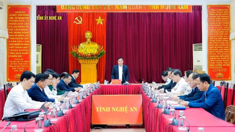 Đồng chí Nguyễn Khắc Thận, Ủy viên Trung ương Đảng, Bí thư Tỉnh ủy Nghệ An phát biểu chỉ đạo tại hội nghị về tình hình và tiến độ triển khai các công trình, dự án trọng điểm.